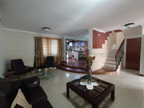 Amplio Townhouse En Venta Ubicado En La Morita Ii Urb Villa Don Víctor Db 24-8697