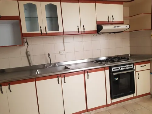Casa Dúplex 140 M² En Barrio Centenario - 4 Hab, 3 Baños, Excelente Ubicación