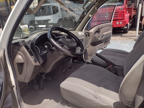 Imagem 9 de 11 de Hyundai Hr 2013 C/motor Novo Nf Km 238.000 Bau Saider