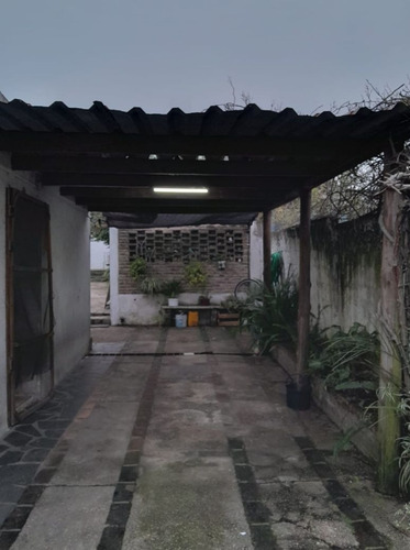 Oportunidad! Vendo Casa En Amplio Terreno, 3 Dormitorios, 2 Baños, Cochera Para 3 Autos, Jardin, Fondo Con Parrillero Y Estufa A Leña, Zona Colón.