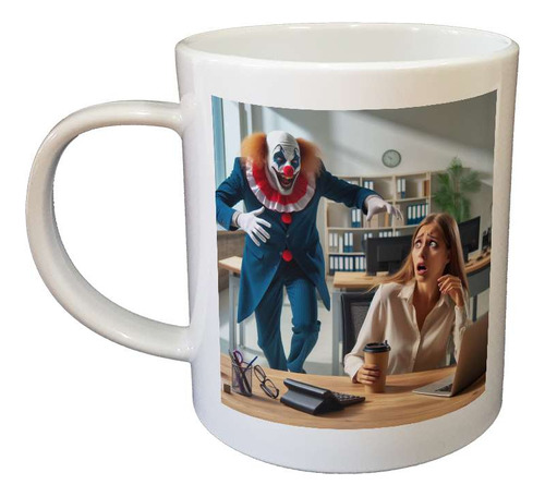 Taza Plastico Payaso Oficinista Asustando En Empresa M2