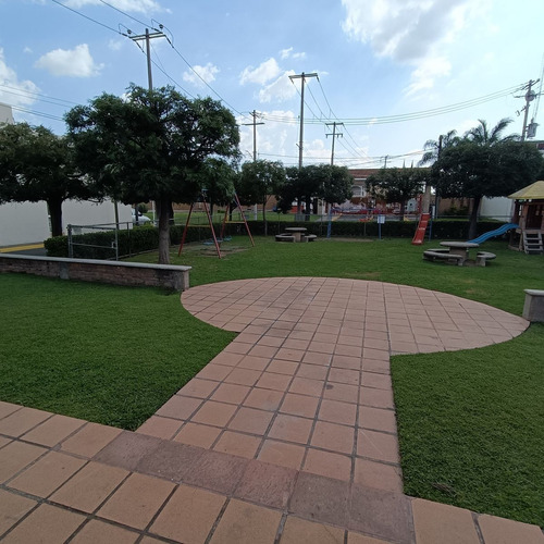 Casa En Venta En Residencial Las Moras, De Una Planta Con Doble Altura La Tijera