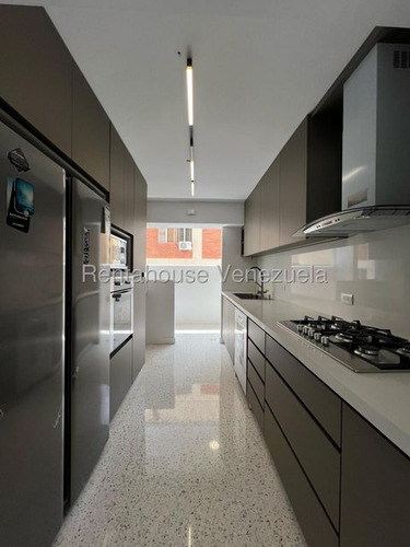 Apartamentopiso Medio Remodelado 107 M² 3h, 3b, 1p, Residencias Maria Con Pozo De Agua En Venta En Los Palos Grandes Avenida Segunda Caracas