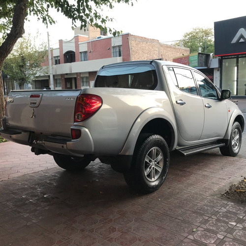 Imagen 4 de 9 de Mitsubishi L-200