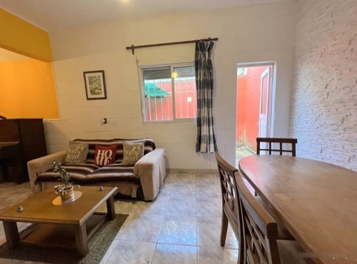 Oportunidad! Vendo Impecable Casa De 2 Dormitorios, Fondo Y Cochera, Ubicada En La Mejor Zona De Buceo, Acepta Banco.