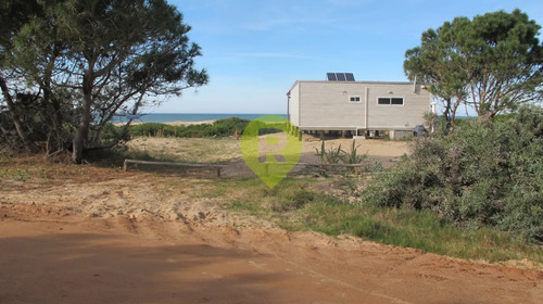 Los Terrenos Se Encuentran En La Segunda Manzana Con Referencia Al Mar En Santa Isabel.-