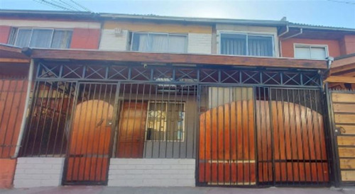 Casa En Venta De 4 Dorm. En Maipú