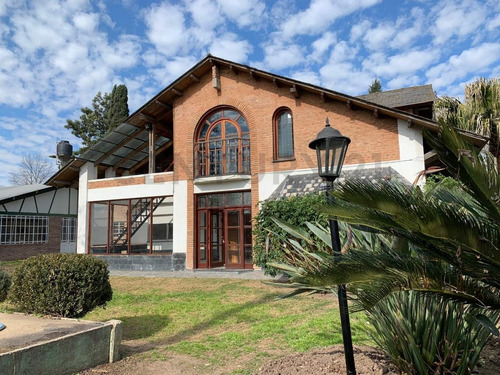 Casa De Dos Plantas Con Amplio Terreno