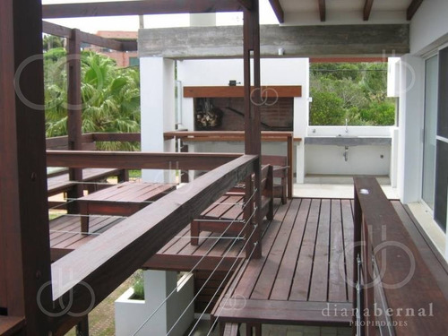 Imagen 27 de 30 de En Punta Del Este En La Zona Exclusiva De Punta De Piedra, Chalet De 5 Dormitorios Y Dependencia Con Piscina Climatizada.- Ref: 4041