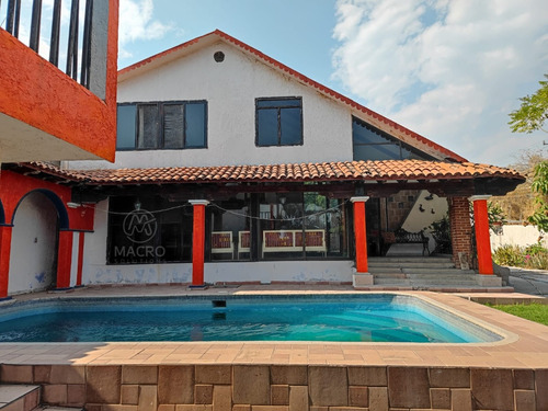 Casa En Venta En Col. Las Brisas, Temixco, Morelos Con Alberca Y Jardín.