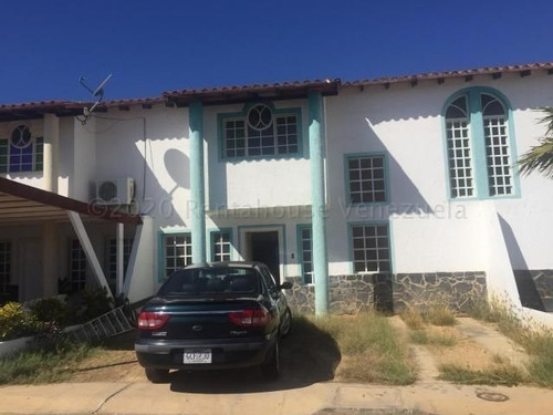 Imagen 2 de 12 de Townhouse En Venta Ubicado En La Puerta Maraven. Punto Fijo