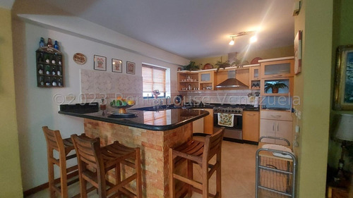 Bello Y Comodo Apartamento De 145mts2, 3 Habitaciones, 3 1/2 Baños, Balcon, Ubicado En Una De Las Mejores Zonas De La Ciudad Con Un Clima Agradable. En Una Calle Tranquila