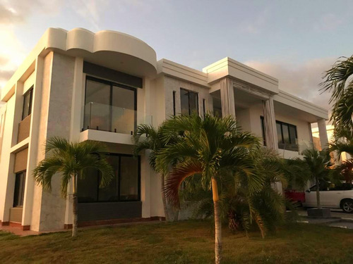Villa En Venta En Playa Nueva Romana 5 Habitaciones 