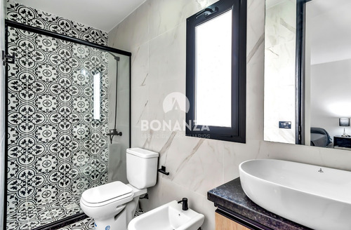 Casa En Venta A 50 Metros De La Playa. Piriápolis - Punta Colorada. Piscina 3 Dormitorios, 3 Baños