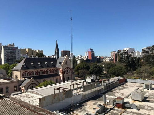 Amplio Departamento En Venta En Caballito Con Cochera Y Vista Al Parque Rivadavia