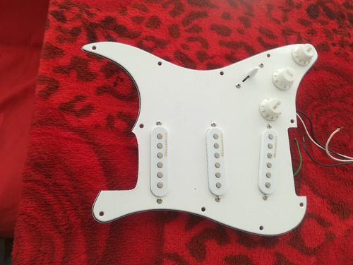 Fender Stratocaster Pastillas Ceramica + Pick Guard