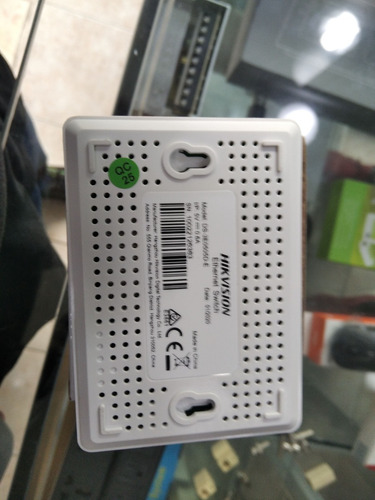 Imagen 6 de 7 de Switch De Red 100/1000 Mbps 5 Puertos Hikvision Ds-3e0505d-e
