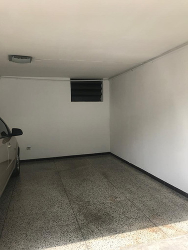 Para Cliente Directo. Se Alquila Comodo Anexo En El Marques. Pb. Urbabizacion Cerrada Cerca A La Cota Mil. 46 Mts. No Amoblado, Ni Equipado.