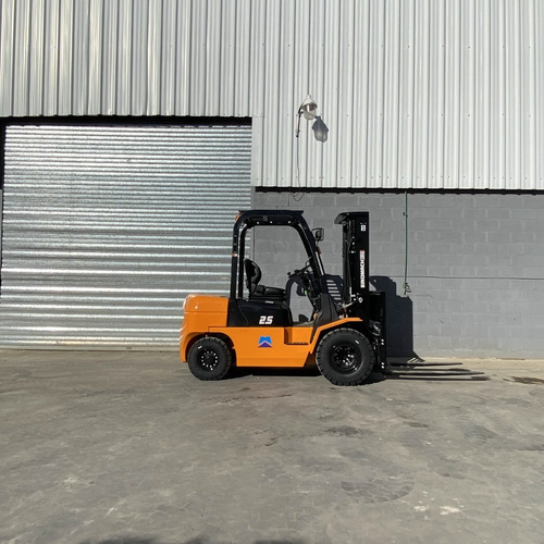 Imagen 2 de 12 de Autoelevador 2500kg 2.5 Toneladas Triple Torre 4.5m Duales