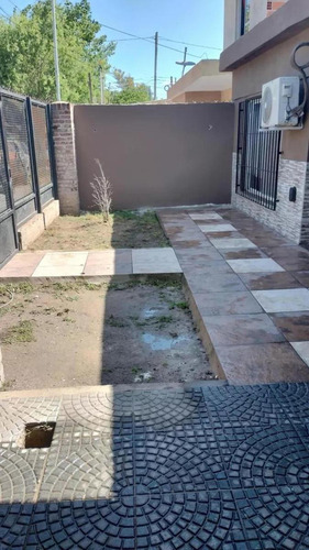 Casa En Venta - 2 Dormitorios 1 Baño - Cochera - 300mts2 - Francisco Álvarez