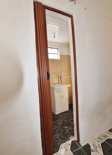 Alquiler De Casa En Jardines Del Hipódromo. Al Frente, 2 Ambientes O Dormitorios, 1 Baño, Cocina Definida, Patio-jardín.