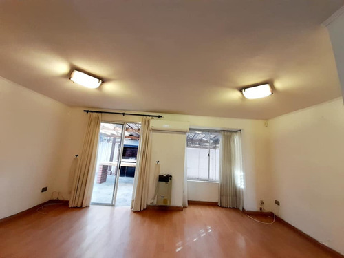 Esplendida Casa Aislada De 3 Pisos En Barrio Residencial...