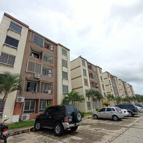 Apartamento En Residencias Atlántico, Cua.