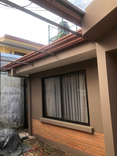 Imagen 2 de 12 de Casa De Habitación A La Venta, Excelente Ubicación.
