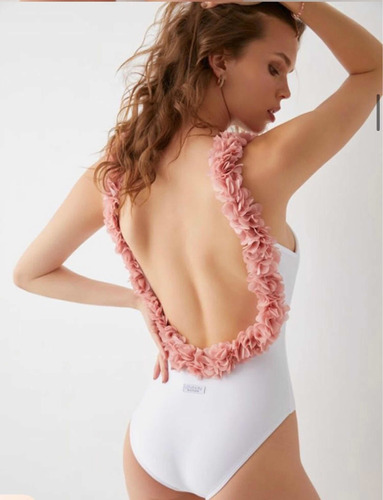 Traje De Baño Color Blanco Con Detalles De Flores Rosa