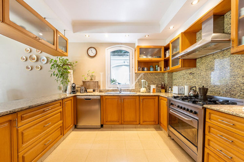 Venta Casa De 8 Ambientes Con Pileta , Jardín Y Parrilla - San Isidro