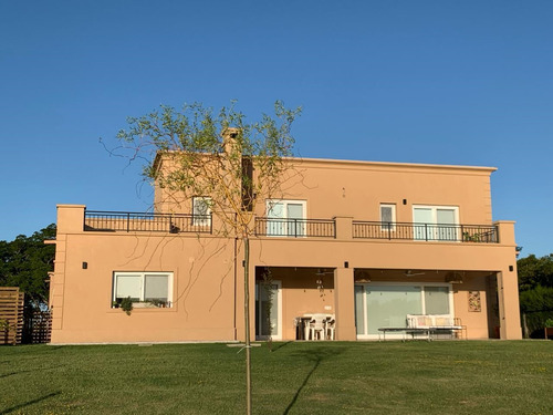 Casa En Venta Con Salida A La Laguna, Estilo Neoclásico. En El Cantón.
