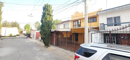 Casa De 3 Pisos Con Baño En Planta Baja Y Espacios Generosos En Villa Santin
