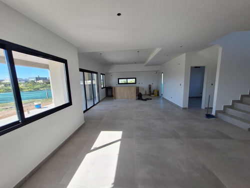 Casa En Venta Con Pileta Santa Elena