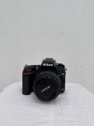 Imagen 1 de 4 de  Nikon D750 Full Frame Sólo Cuerpo Correa Batería Cargador
