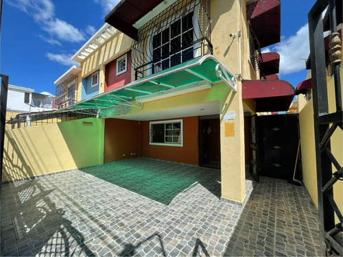 Casa De Dos Niveles En Venta En Santo Domingo Este