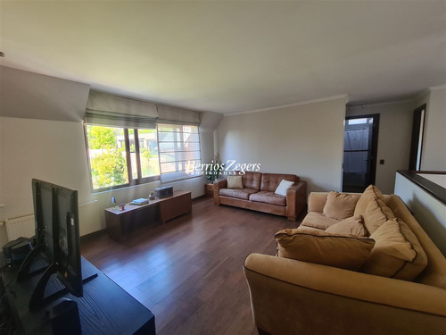 Casa En Venta De 4 Dorm. 5 Baños En Condominio En Las Condes