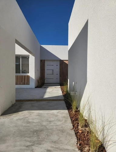Imagen 2 de 17 de Venta De Casa San Sebastián Área 5
