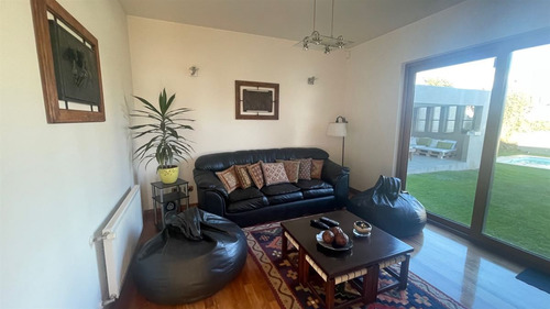 Casa En Venta De 5 Dorm. En Concón