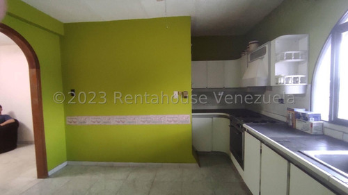 En Alquiler Constituida Por Una Edificación De Tres Niveles, En Su Primera Planta Un Amplio Deposito Ideal Para Establecer Su Empresa 24-2083 Irrr