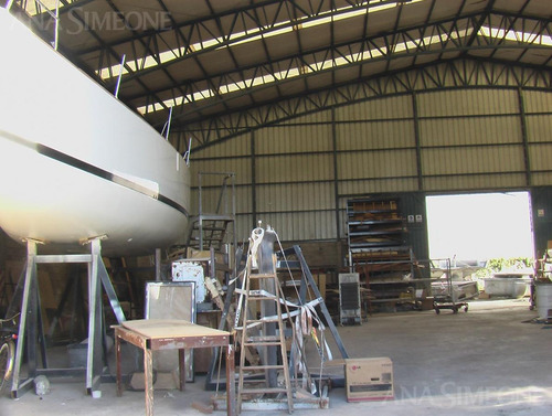 Importante Nave Industrial De 858m2
