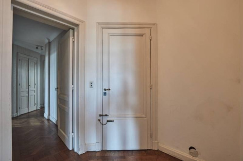 Piso De Dos Dormitorios Y Escritorio En Edificio Con Todo El Esplendor Del Estilo Europeo