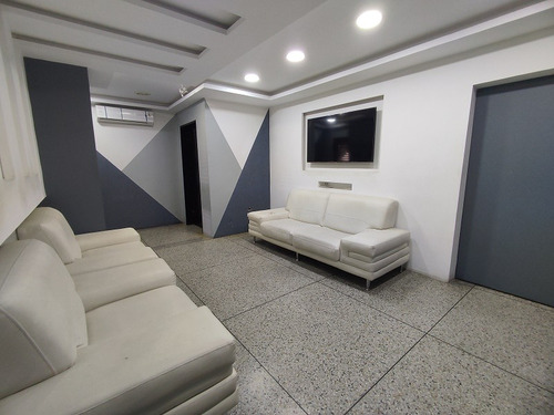 Se Venden 2 Locales Comerciales En La Avenida Bolívar Sur ( Av. Las Ferias) En El Edificio Impera . Minerva K