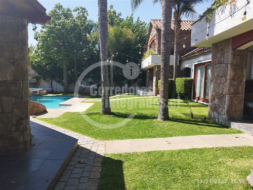 Casa En Venta De 6 Dorm. En La Reina