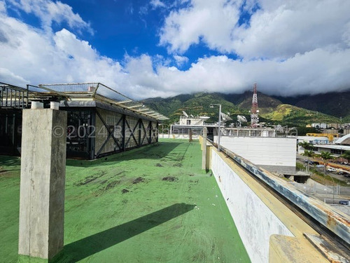 Edificio Ideal 24-18672 Para Funcionamiento De Clínica Y Oficinas En La Urbina