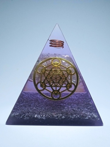 Imagen 1 de 3 de Pirámide Orgonita. Metatron. Resina Cristal. Color Violeta.