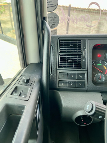 Vw 30-330 Bitruck 8x2 2023 Bau Carga Seca Unico Dono