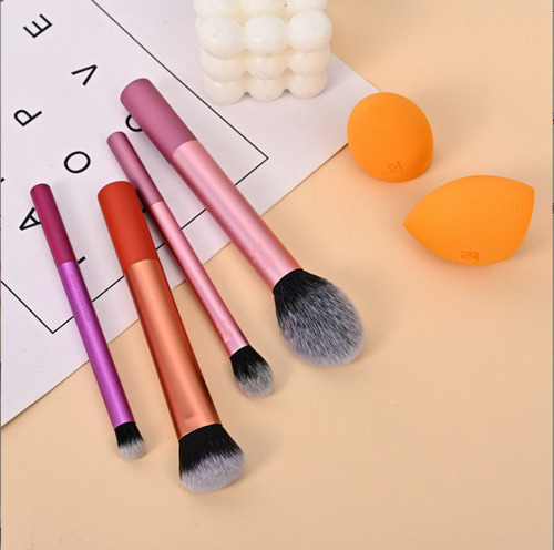 Everyday Essentials, Set de Brochas de Maquillaje con Esponjas Multifuncionales, Kit de Accesorios Esenciales, Juego de Brochas para Maquillar Ojos, Mejillas y Rostro, 6 piezas