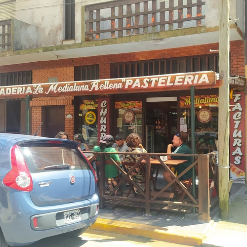 Panaderia Instalada Con Deptos. 1 Y 3 Amb.