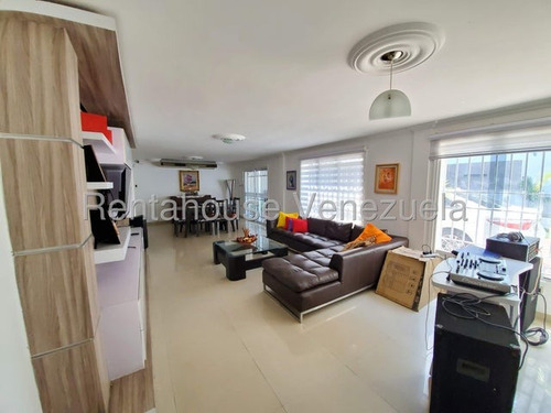 Fredxia Castillo Vende Espectacular Casa Quinta, Remodelada Y Moderna, Conectada A Planta Electrica En La Urbanizcion La Rosaleda De Barquisimeto # 25-12426