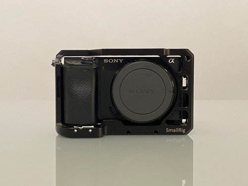 Sony A6400 Solo Cuerpo, Con Jaula, Correa Y Baterias